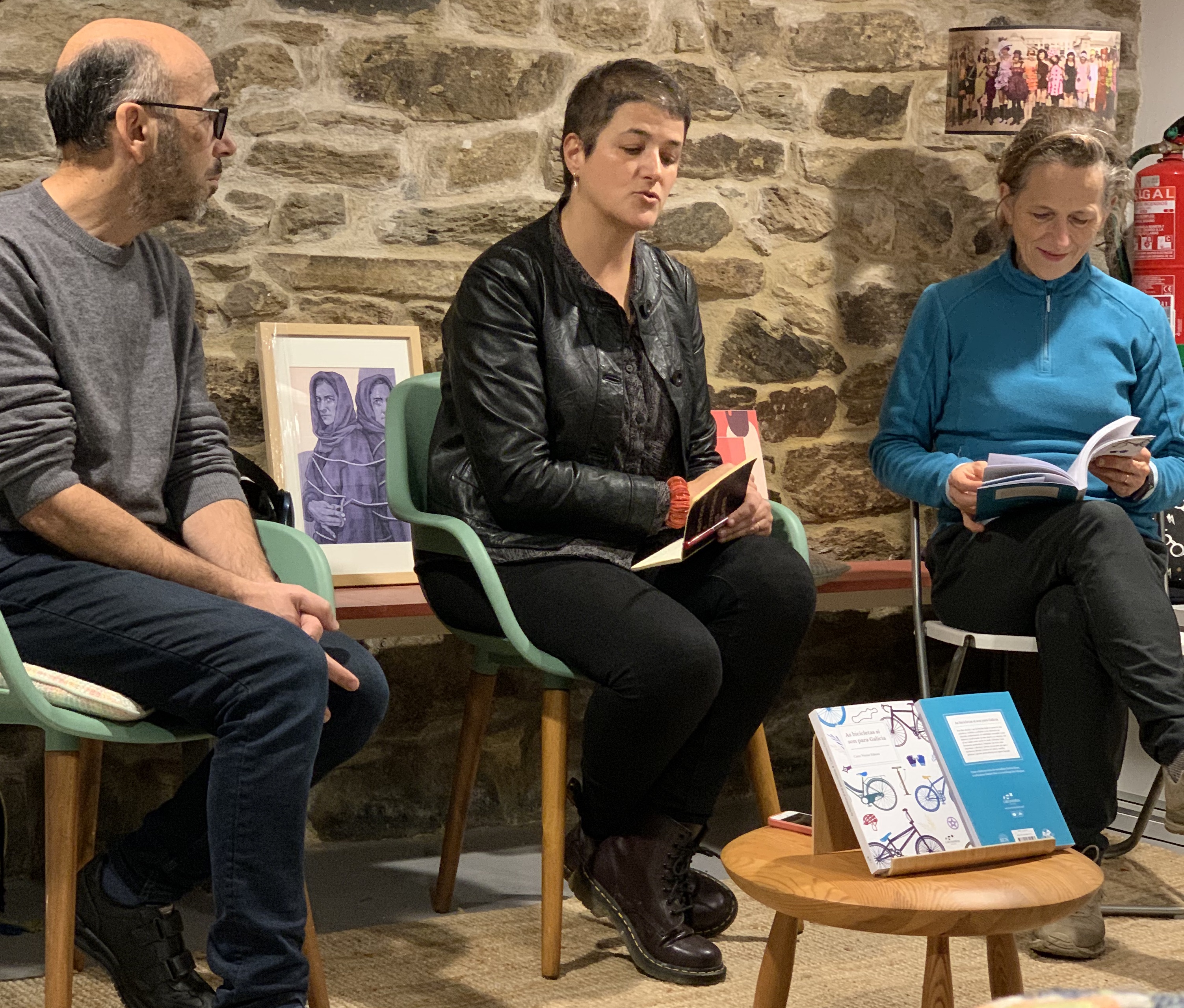 Unha foto da presentación do libro As bicicletas si son para Galicia